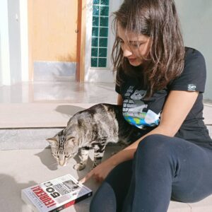 Rocío Vidal Instagram - Si hace tres años me llegan a decir que, con 28 primaveras, iba a escribir Historia de la Ciencia, con mayúsculas, y en modo reportaje, en vivo y en directo como si nos trasladásemos en el tiempo, me hubiese echado a reír.
Pero aquí estoy, orgullosa con mi nuevo hijo, ¡EUREKA!, que ha sido el trabajo más arduo de investigación de mi vida. Y nada me hace más feliz que compartirlo con todos vosotros, que sintáis ese cosquilleo de lo que hemos recorrido hasta llegar hasta nuestros días, y que en estos tiempos duros de pandemia que nos ha tocado vivir, podamos valorar la importancia de ensalzar el trabajo científico como herramienta para superar los obstáculos.
¿Sabías que Napoleón Bonaparte ayudó a promover la vacunación? ¿O que una condesa fue de las primeras programadoras de la Historia? ¿Por qué Galileo tuvo que abjurar del Heliocentrismo ante la Santa Inquisición?
50 reportajes que cambiaron la Historia: anécdotas, guerras entre la religión y la ciencia, historias de mujeres silenciadas...
A la venta el 28 de enero, envíos internacionales desde Amazon y disponible ya en preventa. Tenéis el link en la bio ♥️
P.D: A mi gato Pantxo aún no he conseguido engancharle al libro. Espero que a vosotros os guste más.
Fotografía @claravidal10.