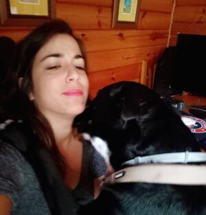 Rocío Vidal Instagram - Hola, preciosa Sía. Hacemos un trato. Yo te cuido y te doy todo el cariño que la familia que te abandonó no te dio, hasta que encontremos tu casa definitiva. Y tú no te subes encima de mí con tus 26 kgs de peso mientras estoy trabajando, que alguien tiene que traer comida a esta casa.
¿Alguien quiere conocer a esta increíble perra? Está en adopción y tenéis la info en mis stories destacados.