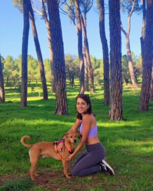 Rocío Vidal Instagram - Os tengo que confesar algo. Más allá de la ciencia, la verdadera Gata de Schrödinger no está viva o muerta, está en modo día o modo noche.

1. La gata de noche.
2. La gata de día (con mi perro).
3. La gata de noche.
4. La gata de día (trepando).
5. La gata de noche 😳 @danilepoka 
6. La gata de día (en el Psicofest con mi hermana @claravidalme).