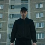 Roman Popov Instagram - Всем привет. Я - Рома, пацан с "Восточных Дворов". Не "мотался". Старших знал лично. Уважали. 90-ые годы... Я вырос в районе, где в среднем 9 из 10 пацанов жили "по понятиям". Очень мало было "цивилов" и "нефоров". Арестантская романтика меня не привлекала, хоть и друзей, в среде тех, кто "мотался" и помогал "сидельцам" было немало. Выбор был тогда невелик. Либо ты "мотаешься" за свой район, либо... Будешь бит, это как минимум. Сложно передать всю изобретательность (телесных наказаний, психологического давления, публичных "акций") подростков 90-х из панельных районов. Я не мотался, я одевался иначе, слушал другую музыку, но бит ни разу не был. Потому что Справедливость в любом вопросе была моей религией. И за это меня уважали. Я становился старше. Творчество и сцена начали кружить мою голову. И... Я выбрал СВОЙ ПУТЬ. Путь, которым следую и теперь. Путь, который сделал меня тем, кто я есть. Я не жалею. 7 из 9 пацанов из моего района к 2005 году уже сели (и не по разу), умерли от наркоты или алкашки. Одумайтесь. И найдите свой Путь. Путь, который не оборвется нелепо. АУЕ - запрещенная в России экстремистская организация. Смотри больше на @zonan.ekomforta
