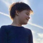 Roman Popov Instagram - Сегодня Фëдору Романовичу исполнилось 10 лет. Парень растёт, мужает и учится взаимодействию с окружающим миром. Свой подарок на первый достойный юбилей этот зумер получил в лучших традициях нашего с Вами "миллениального детства" заранее, в формате: "Дарим тебе это сейчас, но это тебе на День Рождения!" А сегодня решили подарить бонус, о котором он так мечтал. С утра Фëдор "запончил" себе в игре Brawl Stars 2000 гемов. Счастью нет предела! P. S.: Когда мне исполнилось 12 лет, родители бонусом к основному подарку купили мне 12 кг бананов, которые я так любил. Это причина по которой я со временем потерял интерес к этому фрукту. Надеюсь, что этот лайфхак сработает и сегодня. 😏 #ДеньРожденьяПраздникДетства #ИНикудаНикудаНикудаОтНегоНеДеться