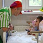 Roman Popov Instagram - Сейчас клоуны в больницах - это нормальное явление. Но так было не всегда. За последние 10 лет терапевтическая клоунада активно развивается в нашей стране. На моей странице Вы уже читали про Лерику, которая является профессиональным цирковым и медицинским клоуном по имени Тик-Так. Она ведёт #КлоунскийБлог , где публикует заметки о своём удивительном деле. Лерика является частью уникальной организации «ЛенЗдравКлоун», интегрирующей медицинских клоунов в систему здравоохранения в России. ⠀ У каждого желающего есть возможность познакомиться с новой профессией и присоединиться к команде красноносых специалистов, которые работают в детских и взрослых больницах, хосписах и пунктах временного размещения беженцев. Открыт набор в «Школу медицинских клоунов - 2022». Отборочные туры пройдут 20 и 21 августа в Москве, Санкт-Петербурге, Краснодаре. Участие бесплатное, регистрация обязательна. Ссылка на анкету для участников в профилях @lerika_pivnenko , @lenzdravclown ⠀ Друзья, давайте помогать вместе - поделитесь этой информацией, поддержите детей и взрослых, оказавшихся в сложных жизнных ситуациях, чтобы к ним пришли профессиональные медицинские клоуны и вместе они нашли силы для борьбы с тяжёлыми диагнозами. Спасибо! ⠀ #ЛенЗдравКлоун : Лечение через развлечение - Когда не за что больше держаться, можно держаться за нос :🔴) 📸 На фото медицинский клоун Пугги Пуговкин налаживает контакт с подопечным ребёнком