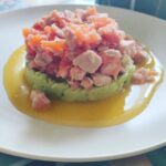 Roman Popov Instagram - Тар-тар из тунца, форели и лосося на подушке из гуакамоле с манговым соусом. Round! 🤘🏼 #РомкаНаКухне