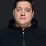 Roman Popov Instagram - Я не ревнивый. Почти. Выяснилось, что "почти" относительно недавно. Моя жена - фотограф. Она снимает всё. Пейзажи, моделей, предметы... Но её наикрутейшая фишка и максимально прокачанный скилл - лица людей. Портреты у неё лучшие. А ещё одно из основных направлений её деятельности это актëрские портфолио или, как их называют head-shots. Вот тут фотограф с дипломом психолога творит просто истинные чудеса. И когда она с камерой, а актёры, пришедшие к ней на фотосет, начинают её расхваливать, в она в ответ хвалит человека в кадре... Вот в эту самую минуту мне лучше не находиться в студии. :)) К счастью её любимая модель - я. :) Ну... Я в это верю. ДОРОГИЕ КОЛЛЕГИ, ЗАПОМНИТЕ! @portfolio_actors - проект моей обожаемой @yul_popova! Десятки актёров, кто уже попадал в объектив этой наичудеснейшей женщины, не дадут мне соврать - она крутая! Приглашаю к сотрудничеству. Ах да. Всем пришедшим от меня - скидка. 💋 Чмокнул Вас всех, чтоб она тоже не расслаблялась. 😈