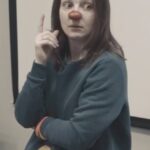Roman Popov Instagram - Как найти правильные слова, которые помогут улыбнуться, пересилив боль? Ответ на этот вопрос знают клоуны. Но для того, чтобы стать профессиональным терапевтическим специалистом одного желания мало. Надо пройти обучение в "Школе медицинских клоунов" и стажировку в больницах. ⠀ "Спасибо за настроение", "Когда ещё придёшь?", "Ты не просто клоун - ты настоящий друг!" - подобные комментарии от пациентов подтверждают важность эмоциональной поддержки. Хотите знать что ещё говорят клоуну? Читайте на страничке у Лерики @lerika_pivnenko , которая уже 10 лет в профессии и 4 года ведёт свой #КлоунскийБлог , чтобы мы с Вами не боялись говорить на такие сложные темы и просто быть рядом. ⠀ В составе команды "ЛенЗдравКлоун" @lenzdravclown Лерика, первая в России, стала регулярно работать в отделениях взрослой онкологии, продолжая работать и с детьми тоже. ⠀ Медицинская клоунада стремительно развивается. Сейчас "ЛенЗдравКлоун" работает в Санкт-Петербурге, Москве, Ростове-на-Дону, Краснодаре и Сочи. ⠀ Я поддерживаю Тик-Така, Шпульку, Жирулю, Клушу, Пугги Пуговкина, Бусю и всех остальных красноносых товарищей, и хочу, чтобы помогающих специалистов стало ещё больше. ⠀ Друзья, если Вы тоже хотите помочь - поддержите проект посильной для Вас суммой. Сбор ведётся на краудфандинговой платформе "Планета". Ссылка в шапке профилей @lenzdravclown и @lerika_pivnenko Спасибо! ⠀ #ЛенЗдравКлоун - мы не просто развлекаем, а здравоохранение развиваем. Системно, регулярно, эффективно :🔴)