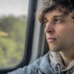 Roman Tomeš Instagram - Dnešní ranní dotáčka klipu “Nahou”. Cesta vlakem do Kolína a zpátky. Těším se, až Vám to ukážeme v celé své nahosti.🫶 @jeanecek @auborddulac #newsingle #nahou #shooting #novysingl
