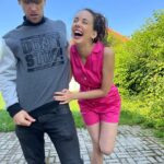 Roman Tomeš Instagram - Výjimečná eko výzva Praha x Brno skončila, my ale jedeme v eko výzvě dál. A kromě kreditů tady máme ještě jednu motivaci. Ten z vás, kdo v červnu nasbírá nejvíce eko kreditů, vyhrává elektrickou koloběžku! Takže lidi! Don’t stop! Jak příhodné. A teď navíc na první nákup na genesis-eshop.cz máte -40 % slevu! Pozor, platí jen do 25.6.! PS: Tohle oblečení jsme si koupili navzájem v rámci eko výzvy na prodejnách Genesis. @genesis_eshop #ekovyzva #genesis #setriplanetu #refreshsatniku