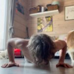 Roman Tomeš Instagram - Naše rutina s Bonnie “kazicvičkou”. Jakmile začnu cvičit, hned přiběhne! Nikdy mě nenechá!😀