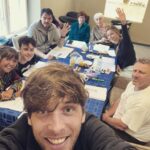 Roman Tomeš Instagram - S touhle bandou talentovaných lidí zkoušíme v @divadlo_kalich činohru “Dobře rozehraná partie”. Veliká radost!❤️ Máte se na co těšit :-)