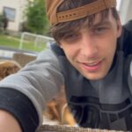 Roman Tomeš Instagram - Eko-výzva! Celý minulý týden probíhala soutěž mezi Prahou a Brnem, kdo nasbírá více balíčků do Eko-výzvy od @genesis_eshop 👌 Samozřejmě bylo jasné, že v čele se mnou vyhraje BRNOOOOO!!😂🙌.. Ne, vážně, výhra je to společná, protože jsem vybrali spoustu oblečení, které se pošle dál. Šetří to jak planetu, tak prostředky.. rozhodně to má za nás veliký smysl a význam. Výherci 50.000 kreditů moc gratulujeme! #ekovyzva #spoluprace