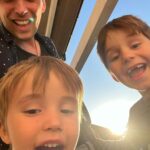 Roman Tomeš Instagram - Takový ty dny, kdy se zastavíš až večer a rovnou jdeš do postele. A od oběda mi dělali společnost tihle dva! Odučili se mnou několik skupin dětí ukulele a kytaru, strávili spoustu času v autě, byli se mnou v dabingu, na nákupu.. a teď jdeme spát. Být tátou je někdy brutál multitasking, ale co Vám budu povídat 😂🤌 #lovethemtothemoonandback
