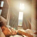 Roman Tomeš Instagram - Dnešní božský Luhačovický slunečný ráno. Kousek ráje jenom pro nás. A tady můžete být svědky toho, že když dva dělají totéž…není to vždy totéž. A že je prej důležitá nějaká kompozice. 🤷🏽‍♀️ No je to spíš o úhlu pohledu. 😂 Já chtěla takovou tu hezkou fotku se sluncem v posteli, takovou tu uměleckou, jak můžete vidět na první fotce, kterou fotil ten můj Romeo. No a povedlo se mi vyplodit pouze velmi romantické foto č. 2 dvou oteklých příšerek, ale za to naprosto autentickou. 😂 Ještě, že toho Romču mám. Jakoby na focení. No dobře- i na jiný věci❤️ #ukazpravdu #nenikompozicejakokompozice #uhelpohledu Wellness & spa hotel Augustiniánský dům