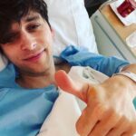 Roman Tomeš Instagram - Není nic lepšího, než se vzbudit po operaci!🤌.. Prý jsem při probouzení říkal něco o víně a ženskejch! Nic z toho si opět samozřejmě nepamatuju!😂 Ale jelikož prý většinou lidi říkají různý prasárny, dopadl jsem ještě docela dobře!😅 Jakožto letitý sběratel kýl tuhle soutěž oficiálně ukončuji! Příště už maximálně jako doprovod do porodnice!❤️ Ale jsou tady na mě v @nemocnice_na_frantisku ohromně hodní! Až by se chtělo říct, že se sem budu rád vracet!😂 #sbohemtriselnakylo