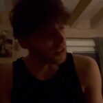 Roman Tomeš Instagram - Cestou z divadla jsem v autě slyšel po letech tuhle věc a musel jsem! Miluju tuhle písničku! Tracy Chapman - Baby can I hold you #tracychapman #cover
