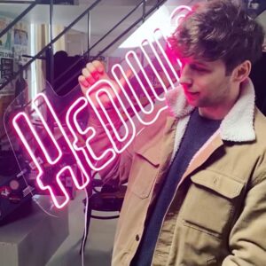 Roman Tomeš Instagram - Bouchejte šampáňa, koupejte se ve třpytkách a nasaďte svoje největší jehly! 🥳🍾 Dnes slavíme přesně 1 ROK od naší české premiéry HEDWIG A JEJÍ ANGRY INCH v Malostranské besedě ⭐️ Loni touto dobou stoupala nervozita z prvních oficiálních diváků a kritiků. A my od té doby urazili dlouhou cestu, řady našeho týmu také rozšířila dvě děťátka 👩‍👧‍👦 Děkujeme všem, kteří nás podpořili a nadále podporují. A nejvíce samozřejmě děkujeme vám, divákům. ❤️ Bez vás by to nešlo a jsme rádi, že chodíte, a to často opakovaně 🤩

Na oslavu vám posíláme 10 nikdy nezveřejněných fotek ze zákulisí naší show, které na naší Hedwig cestě pořídil náš pan režisér Pavel Košatka. 🥳

Dnes připíjíme virtuálně 🥂 Ale všichni to společně oslavíme na výročním představení 26. února, tak si to nenechte ujít ☺️⭐️ Těšíme se na vás!

#hedwigpraha #hedwigajejiangryinch #hedwigandtheangryinch #narozeniny #anniversary #birthday #johncameronmitchell #stephentrask #divadlo #theatre #musical #muzikal #malostranskabesesa #romantomes