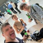 Roman Tomeš Instagram - Dnešní ranní dotáčka klipu “Nahou”. Cesta vlakem do Kolína a zpátky. Těším se, až Vám to ukážeme v celé své nahosti.🫶 @jeanecek @auborddulac #newsingle #nahou #shooting #novysingl