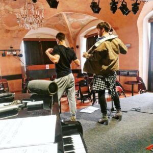 Roman Tomeš Instagram - Bouchejte šampáňa, koupejte se ve třpytkách a nasaďte svoje největší jehly! 🥳🍾 Dnes slavíme přesně 1 ROK od naší české premiéry HEDWIG A JEJÍ ANGRY INCH v Malostranské besedě ⭐️ Loni touto dobou stoupala nervozita z prvních oficiálních diváků a kritiků. A my od té doby urazili dlouhou cestu, řady našeho týmu také rozšířila dvě děťátka 👩‍👧‍👦 Děkujeme všem, kteří nás podpořili a nadále podporují. A nejvíce samozřejmě děkujeme vám, divákům. ❤️ Bez vás by to nešlo a jsme rádi, že chodíte, a to často opakovaně 🤩

Na oslavu vám posíláme 10 nikdy nezveřejněných fotek ze zákulisí naší show, které na naší Hedwig cestě pořídil náš pan režisér Pavel Košatka. 🥳

Dnes připíjíme virtuálně 🥂 Ale všichni to společně oslavíme na výročním představení 26. února, tak si to nenechte ujít ☺️⭐️ Těšíme se na vás!

#hedwigpraha #hedwigajejiangryinch #hedwigandtheangryinch #narozeniny #anniversary #birthday #johncameronmitchell #stephentrask #divadlo #theatre #musical #muzikal #malostranskabesesa #romantomes
