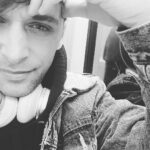 Roman Tomeš Instagram - Když se Vám v jeden moment na jevišti stane noční múra, a zároveň se hned změní v krásný neopakovatelný zážitek. Pár týdnů bojuju s virózou, kvůli které jsem rušil už celkem dost práce. Snažil jsem se na sebe být hodný a vše v rámci možností vyležet a doléčit. Dnes jsem měl hrát Freddieho, což je 20 těžkých písniček na jevišti. Včera mě chytla další vlna nemoci. Říkám si:”Ne, to dáš!” Zrušil jsem všechny aktivity a šel se potit. Ráno jsem se probudil celkem ok. Tak jsem se střemhlav vrhl do představení, ale před koncem první půlky jsem přišel o hlas. Bylo to jak lusknutím prstu. Stav, kdy víte, že nemáte šanci to dozpívat. Poprvé v životě jsem musel “zklamat” diváka a jít ohlásit po přestávce konec představení. To, co se ale odehrálo pak, bylo něco nádherného. Začali jsem s diváky improvizovat a celé se to zvrhlo v kolektivní show, kdy diváci chodili mezi nás a zpívali s námi písně Queen. Těžko popsat slovy, ale je to jeden z důvodů, proč miluju divadlo! A teď jedu přímo do postele! Miluju Vás!❤️ @divadloradkabrzobohateho #Freddie