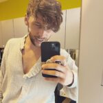 Roman Tomeš Instagram - Sice teprve končí léto, ale tady v @hudebnidivadlokarlin už sněží. Poslední generálkový týden Anděla Páně před námi! Už se těšíme na diváky! #andelpane
