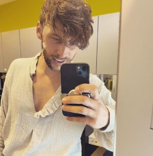 Roman Tomeš Instagram - Sice teprve končí léto, ale tady v @hudebnidivadlokarlin už sněží. Poslední generálkový týden Anděla Páně před námi! Už se těšíme na diváky! #andelpane