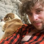 Roman Tomeš Instagram - Je to rok a pár dnů, co jsem tady s ní usínal venku pod pergolou, aby cítila, že je součástí smečky. Teď už to je veliká dáma, co zaplnila náš domov láskou. Bylo to tři dny po, když odešel Akord, můj velký psí brácha.. nedali jsme bez sebe ani krok.. a já si říkal, že už nikdy žádného psa. To místo v srdci vždy bude pouze pro něj, ale jak jsem rád, že ji máme! #Bonnie #Akord