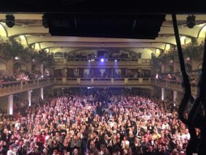 Roman Tomeš Instagram - Teda, řeknu Vám, poslední dva dny to byla smršť emocí. A hlavně těch hezkých! Včera se konal veliký koncert v Lucerně - “Pocta Hance Zagorové”. Měl jsem tu možnost si tam zazpívat. Už to samo o sobě je splněný sen. Je to pro mě svatostánek a poutní místo české pop music, a nejen té. Ale hlavně jsme mohli společně oslavit život Hanky a její tvorbu, která je nadčasová. Na včerejšek jsem se moc těšil! Myslím, že na ten večer nikdy nezapomenu… a dnes poslední představení před Vánocemi, ze kterého jsem se právě vrátil. S velikou úlevou, protože jsem kvůli viróze už dva dny na modafenu. A tak tu tak teď sedím, přemítám… a jsem šťastnej… a ta radost, že další týden strávím už jen s rodinou! Opatrujte se!❤️🌲

1.Doma!
2.Plná Lucerna
3.Děti a půjčený mobil
4.Část koncertního playlistu
5.Děkovačka
6.Protože jinak to nejde
7.Kristian a jeho kolenoselfie
8.Mamka s taťkou
9.Slzy štěstí, radost a dojetí