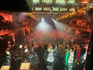 Roman Tomeš Instagram - Teda, řeknu Vám, poslední dva dny to byla smršť emocí. A hlavně těch hezkých! Včera se konal veliký koncert v Lucerně - “Pocta Hance Zagorové”. Měl jsem tu možnost si tam zazpívat. Už to samo o sobě je splněný sen. Je to pro mě svatostánek a poutní místo české pop music, a nejen té. Ale hlavně jsme mohli společně oslavit život Hanky a její tvorbu, která je nadčasová. Na včerejšek jsem se moc těšil! Myslím, že na ten večer nikdy nezapomenu… a dnes poslední představení před Vánocemi, ze kterého jsem se právě vrátil. S velikou úlevou, protože jsem kvůli viróze už dva dny na modafenu. A tak tu tak teď sedím, přemítám… a jsem šťastnej… a ta radost, že další týden strávím už jen s rodinou! Opatrujte se!❤️🌲

1.Doma!
2.Plná Lucerna
3.Děti a půjčený mobil
4.Část koncertního playlistu
5.Děkovačka
6.Protože jinak to nejde
7.Kristian a jeho kolenoselfie
8.Mamka s taťkou
9.Slzy štěstí, radost a dojetí