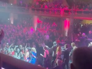 Roman Tomeš Instagram - Teda, řeknu Vám, poslední dva dny to byla smršť emocí. A hlavně těch hezkých! Včera se konal veliký koncert v Lucerně - “Pocta Hance Zagorové”. Měl jsem tu možnost si tam zazpívat. Už to samo o sobě je splněný sen. Je to pro mě svatostánek a poutní místo české pop music, a nejen té. Ale hlavně jsme mohli společně oslavit život Hanky a její tvorbu, která je nadčasová. Na včerejšek jsem se moc těšil! Myslím, že na ten večer nikdy nezapomenu… a dnes poslední představení před Vánocemi, ze kterého jsem se právě vrátil. S velikou úlevou, protože jsem kvůli viróze už dva dny na modafenu. A tak tu tak teď sedím, přemítám… a jsem šťastnej… a ta radost, že další týden strávím už jen s rodinou! Opatrujte se!❤️🌲

1.Doma!
2.Plná Lucerna
3.Děti a půjčený mobil
4.Část koncertního playlistu
5.Děkovačka
6.Protože jinak to nejde
7.Kristian a jeho kolenoselfie
8.Mamka s taťkou
9.Slzy štěstí, radost a dojetí