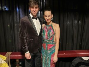Roman Tomeš Instagram - Teda, řeknu Vám, poslední dva dny to byla smršť emocí. A hlavně těch hezkých! Včera se konal veliký koncert v Lucerně - “Pocta Hance Zagorové”. Měl jsem tu možnost si tam zazpívat. Už to samo o sobě je splněný sen. Je to pro mě svatostánek a poutní místo české pop music, a nejen té. Ale hlavně jsme mohli společně oslavit život Hanky a její tvorbu, která je nadčasová. Na včerejšek jsem se moc těšil! Myslím, že na ten večer nikdy nezapomenu… a dnes poslední představení před Vánocemi, ze kterého jsem se právě vrátil. S velikou úlevou, protože jsem kvůli viróze už dva dny na modafenu. A tak tu tak teď sedím, přemítám… a jsem šťastnej… a ta radost, že další týden strávím už jen s rodinou! Opatrujte se!❤️🌲

1.Doma!
2.Plná Lucerna
3.Děti a půjčený mobil
4.Část koncertního playlistu
5.Děkovačka
6.Protože jinak to nejde
7.Kristian a jeho kolenoselfie
8.Mamka s taťkou
9.Slzy štěstí, radost a dojetí