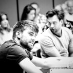 Roman Tomeš Instagram - Anděl Páně !🪽🌟🪽 Od první čtenné až po první diváky. Miluju ten proces, kdy se lidi uzavřou do tvůrčího procesu. Kdy se písmenka scénáře přenesou na jeviště. Kdy pomalu ožijí představy autorů a nás samotných. Včera a dnes přišel už i první divák a my si to můžeme konečně naplno užívat!:) Setkala se tu výjimečná parta talentovaných lidí, kterých si ohromně vážím za jejich pracovitost a profesionalitu! Od autora hudby @brzobohatyondrejofficial , autorku původního scénáře Lucii Konášovou, režiséra Martina Čičváka, po všechny lidi z techniky, garderoby, maskérny, zázemí… a samozřejmě všech úžasných lidí na jevišti. Děkuju tam nahoru, že mohu být součástí! Je to někdy veliká dřina, ale stojí za to! Tak ať se líbí!🙏 #andelpane @hudebnidivadlokarlin