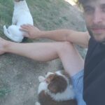 Roman Tomeš Instagram - Je to rok a pár dnů, co jsem tady s ní usínal venku pod pergolou, aby cítila, že je součástí smečky. Teď už to je veliká dáma, co zaplnila náš domov láskou. Bylo to tři dny po, když odešel Akord, můj velký psí brácha.. nedali jsme bez sebe ani krok.. a já si říkal, že už nikdy žádného psa. To místo v srdci vždy bude pouze pro něj, ale jak jsem rád, že ji máme! #Bonnie #Akord