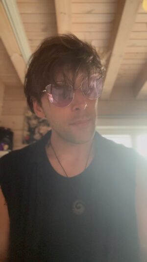 Roman Tomeš Instagram - Jel jsem dneska z vody na zkoušku. Autem, které patří bráchovi. Projížděl jsem krajinou. Říkám si:”Co Kuba asi poslouchá za CD??!” Zapnul jsem přehrávač a tam CD Františka Nedvěda. Tak se to hodilo na cestu, kterou jsem zrovna jel. Poslechl jsem celé CD a uvědomil si, jak boží texty ten chlap ve svých písničkách měl. Přijel jsem po zkoušce domů a tuhle věc si musel zahrát. Neznal jsem ji. Moje chyba. #frantiseknedved
