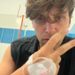 Roman Tomeš Instagram - Jak se může běžná cesta na představení změnit v dobrodružství. Otevřel jsem dveře do zahrady a říkám si:”Je, to je hic, raději se ještě navoním, abych nesmrděl 🙃.” Mezitím přiletěla sršeň a sedla si mi na lýtko. Jak jsem si přiklekával k batohu s deodorantem, přitiskl jsem ji a bylo. “Bzzzzzzzzč” a uletěla, holka veliká. Nebyl čas, tak jsem to rychle zakápl octem, zaledoval a vyrazil na skútru do práce. Ještě jsem si říkal: ”Super, že nejsem alergik”. Po třech minutách tma před očima, závratě, bolest za krkem, tlak na hrudi.. sesedám ze skútru a sedám si na zem. Vůbec jsem nemohl vstát, protože bych sebou švihnul. “No, super”, říkám si. To rozdýchám… jenže se mi začalo hůře dýchat, začaly brnět ruce, pusa, motala se mi hlava. “Budu hrdina, nebo si zavolám pomoc?”. Zavolal jsem. Hůře se mi mluvilo, tak jsem to ze sebe nějak vysoukal a za pár minut byla záchranka u mě. Děkuju za jejich pohotovost a profesionalitu. Taková blbost jako je nevinné ďobnutí. Když jsem tam tak seděl a ten stav se zhoršoval, napadala mě spousta myšlenek. A všechny směřovaly k rodině. K dětem. Dopadlo to dobře, ale takováhle věc člověka vždycky zpokorní. Někdy opravdu stačí takováhle kravina a život může být na vlásku. Alergie se muže projevit kdykoliv. Pak stačí, aby člověk neměl nabitý mobil a když kolem Vás nikdo není… no, tím jsem jen chtěl říct, jak je na světě hezky, važte si každé minuty. A teda z vlastní zkušenosti doporučuji mít po ruce v tyhle letní dny něco na alergii. Víte jak!😝 #opatrujtese #zivotjekrasny
