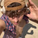 Roman Tomeš Instagram - Jako milovník hudby jsem odmala velikým fanouškem @bangolufsencz. A o to víc jsem rád, že s nimi mohu spolupracovat a představit Vám produkty, které používám. Dnes se zaměřím na tyto kvalitní sluchátka Beoplay H95. Na první pohled vás zaujme elegantní design, ale to, co je skutečně neuvěřitelné, je zvukový zážitek.🔊 Je to jako být na koncertě své oblíbené skupiny přímo ve svém obývacím pokoji. Mají adaptivní potlačení zvuku, na jedno nabití vydrží hrát dny. Čtyři mikrofony zajistí, že váš hlas bude při hovorech krystalicky čistý. Ujíždíme na nich teď celá rodina. Musím říct, že jsem s kvalitou a zážitkem z Beoplay H95 od @bangolufsen absolutně nadšený! 🎵#bangolufsen #bangolufsencz Bang & Olufsen