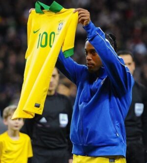Ronaldinho Instagram - Foi neste dia que tive a alegria de completar 100 jogos pela Seleção Brasileira 🇧🇷🇧🇷
Cada partida foi especial e fico mt feliz de alcançar esta linda marca na minha carreira!!!