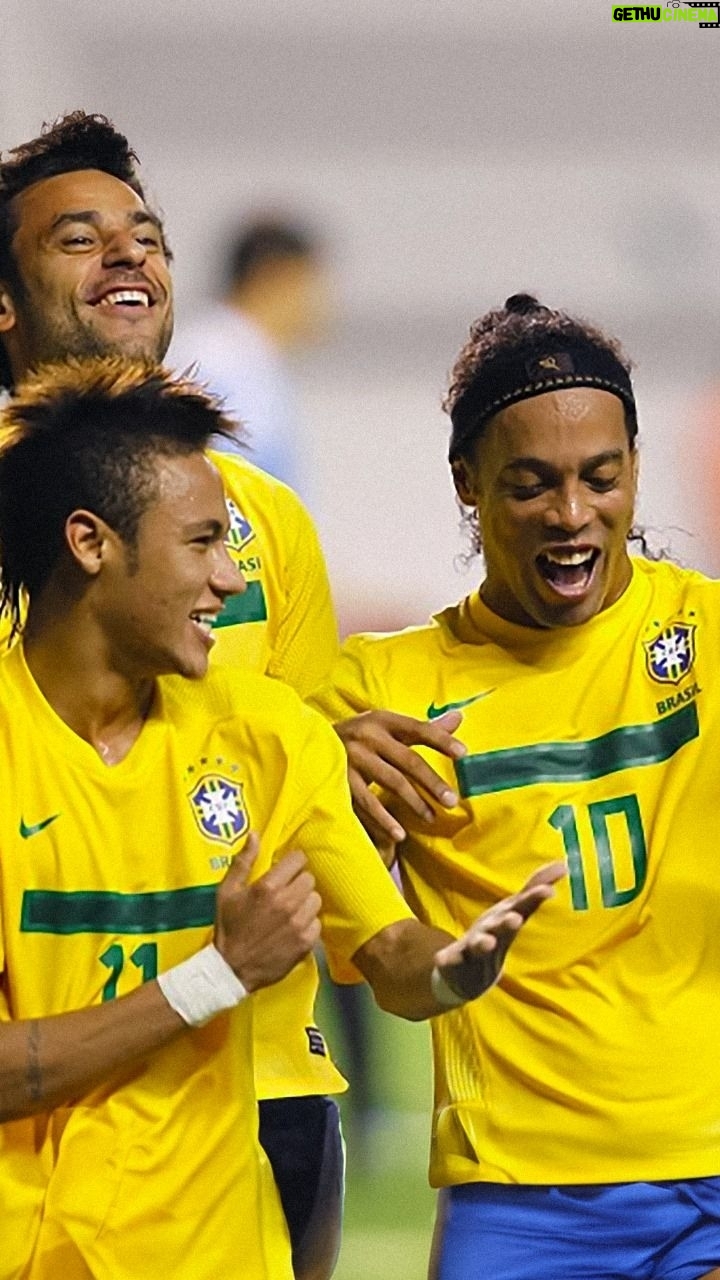 Ronaldinho Instagram - Feliz aniversário @neymarjr !!! Que vc seja muito feliz meu parceiro, muita paz e saúde 🤙🏾