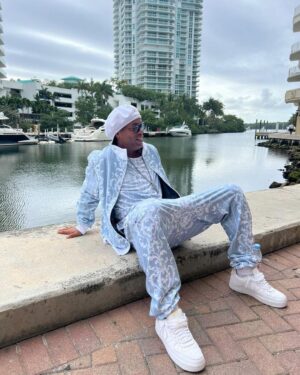 Ronaldinho Instagram - Posturado e calmo 🤣 @dryworld_brands