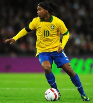 Ronaldinho Instagram - Foi neste dia que tive a alegria de completar 100 jogos pela Seleção Brasileira 🇧🇷🇧🇷
Cada partida foi especial e fico mt feliz de alcançar esta linda marca na minha carreira!!!