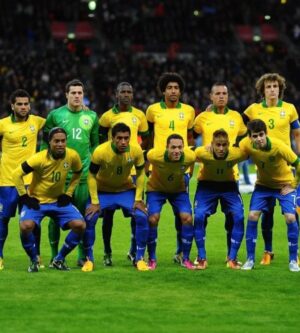 Ronaldinho Instagram - Foi neste dia que tive a alegria de completar 100 jogos pela Seleção Brasileira 🇧🇷🇧🇷
Cada partida foi especial e fico mt feliz de alcançar esta linda marca na minha carreira!!!