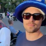 Ronen Rubinstein Instagram - Kicked off my 30th Birthday Week with the “Plaid Experience” at @DisneyLand 🏰 Special guest appearences by The Mandalorian, my incredible sister and our dear friends from Calgary. Thank you again @DisneyTVStudios !