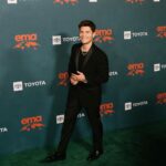 Ronen Rubinstein Instagram - EMA Green Carpet 💚 Sustainably Chic in a Vintage @Dior Suit. Always dripping in @VraiOfficial 💎 Watch @Breitling Shoes #Dior Grooming by @SRollerTaylor Photographed by @JonnyShoer 📸