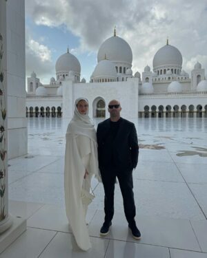 Rosie Huntington-Whiteley Instagram - #AD Such an honour to tour the Sheikh Zayed Grand Mosque whilst we were #InAbuDhabi 🤍 @visitabudhabi