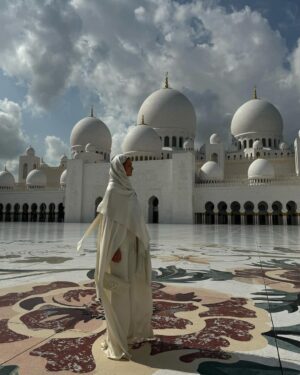 Rosie Huntington-Whiteley Instagram - #AD Such an honour to tour the Sheikh Zayed Grand Mosque whilst we were #InAbuDhabi 🤍 @visitabudhabi