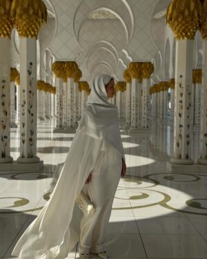 Rosie Huntington-Whiteley Instagram - #AD Such an honour to tour the Sheikh Zayed Grand Mosque whilst we were #InAbuDhabi 🤍 @visitabudhabi
