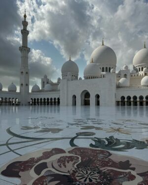 Rosie Huntington-Whiteley Instagram - #AD Such an honour to tour the Sheikh Zayed Grand Mosque whilst we were #InAbuDhabi 🤍 @visitabudhabi