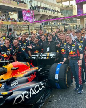 Rosie Huntington-Whiteley Instagram - #Ad What an incredible experience to witness the F1 #InAbuDhabi @visitabudhabi #AbuDhabiGP 🏎️🏎️🏎️