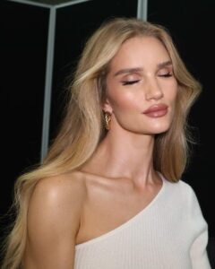 Rosie Huntington-Whiteley Instagram - Classic 🤍 @nikki_makeup