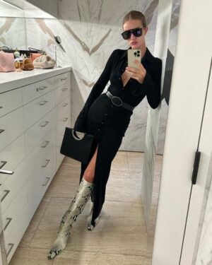 Rosie Huntington-Whiteley Instagram - Selfie series LA style 🤍