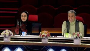 Roya Nownahali Instagram - .
امشب، تکلیف ۳فینالیست عصرجدید مشخص می‌شود!
.
آرای نزدیک مردم، تعیین کرده‌اند
.
امشب، اولین برنامه اعلام نتایج فصل دوم مسابقه بزرگ استعدادیابی ایران در مرحله نیمه‌نهایی، روی آنتن شبکه سه سیما خواهد رفت تا تکلیف ۳فینالیست مشخص شود.
.
گروه قشقایی و گروه ستاره هشتم از برنامه اول، اسرا جلیلیان و گروه جوانمردان ایران‌زمین از برنامه دوم و گروه فرشتگان نینجا و گروه نسل جدید از برنامه سوم، روبه‌روی داوران و احسان علیخانی حاضر می‌شوند تا ببینند مردم به آنها چه رایی داده‌اند و کدام اجراها، به فینال می‌رسد.
.
این برنامه، دو مهمان ویژه هم دارد؛ بهنام روستایی، کاپیتان تیم پیرامید در فصل اول عصرجدید که آمده تا از تجربه‌هایش برای اجراهایی که کارشان در این مرحله به پایان می‌رسد بگوید و از مسیری که تازه آغاز می‌شود و همچنین، پویان جناتی، خواننده امسال عصرجدید که در مرحله دوم حذف شد، آمده تا آهنگی پراحساس و متفاوت برای "مادر" بخواند. 
امشب، جمعه/ اولین برنامه اعلام نتایج راه‌یافتگان به فینال/ساعت ۲۰
شبکه سه سیما
@asrejadidtv