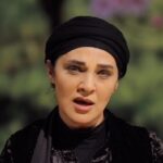 Roya Nownahali Instagram - ما مشغول بازخوانی حافظهٔ خود هستیم. دردناک این است که نمی‌توانم بگویم باور نمی‌کنم؛ همهٔ این تصاویر دردناک را باور می‌کنم. ما به سالیان در سرزمین سکوتِ سرد و نگاه تند و زبان تلخ زیسته‌ایم؛ نه، گذران کرده‌ایم. زیستن، آوازی‌ست که امید سر می‌دهد. ماجرای گذر از ناامیدی در نسل‌ها به مرور اتفاق می‌افتد و آدم‌ها بر چهرهٔ هم خراش‌های خاموشی را می‌بینند. در کتاب‌های آموزش بازیگری، فصل تازه‌ای باید آورد؛ بازیگری در زره، بازیگری بی‌صدا، بی‌حرکت، بی‌شور و شیدایی و عشق. زن مغرورِ مقتدر، در تغییر، در تفکرِ فعال را به سال‌ها جست‌وجو کردم و خواستم یادمان نرود و هر روز دسترسی سخت‌تر شد؛ تمام شد. و حالا دوران بزرگداشت انسان است و اتمام ظرفیت تولیدِ مکررِ جلوه‌های زنِ خوبِ فرمان‌برِ پارسا! برای مردان متفکر هم دست، خالی بوده است عموماً و سینمای ما از انعکاس طبقهٔ میانی مردم خالی شد؛ سریال‌ها و نمایش‌ها رفتند به ناکجاآبادهای الوان و متن‌های تکه‌پاره و اجراهای نیمه کاره. آن‌چه ما گذراندیم گوشهٔ کوچکی از داستان جبر عادت به جبر در اجتماعِ عدم التزام عملی به پاسخ منطقی و توجه به معنی اخلاق شهروندی و حق و احترام آدمی‌ست که ما از سر گذراندیم. آزادی، بیش از ابراز نظر است، حق ابراز وجود است؛ وجود یعنی نمایش حق انتخاب و توان خلاقیت و شکستن محدودیت‌های ساختگی. رخداد اجرای نمایش «مثل آب برای شکلات» یکی از آن‌هاست. همین نسل که من با آن‌ها در داد و ستد بودیم برای شناخت رازهای زندگی؛ یک شب خبردار شدند که نمایش به خاطر پخش این آگهی متوقف شد. اما زندگی به شهادت شهر، متوقف نمی‌شود. محاسباتتان اشتباه بود؛ گفتیم، نشنیدید و هنوز هم مشغولید. #زن_زندگی_آزادی#ژن_ژیان_ئازادی#مهسا_امینی #مهساها#ما
